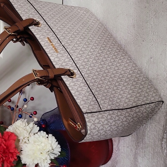 Michael Kors Large Jet Set Tote - Picture 3 of 7